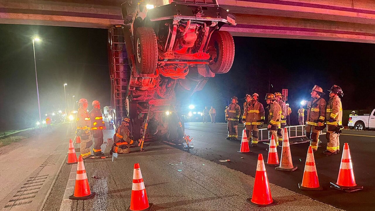 Truck hits I-95 overpass at Citrus Blvd