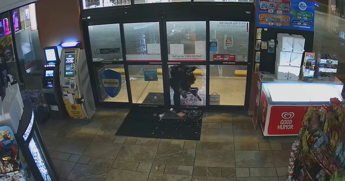Barefoot teen breaks into gas station using rock: HCSO