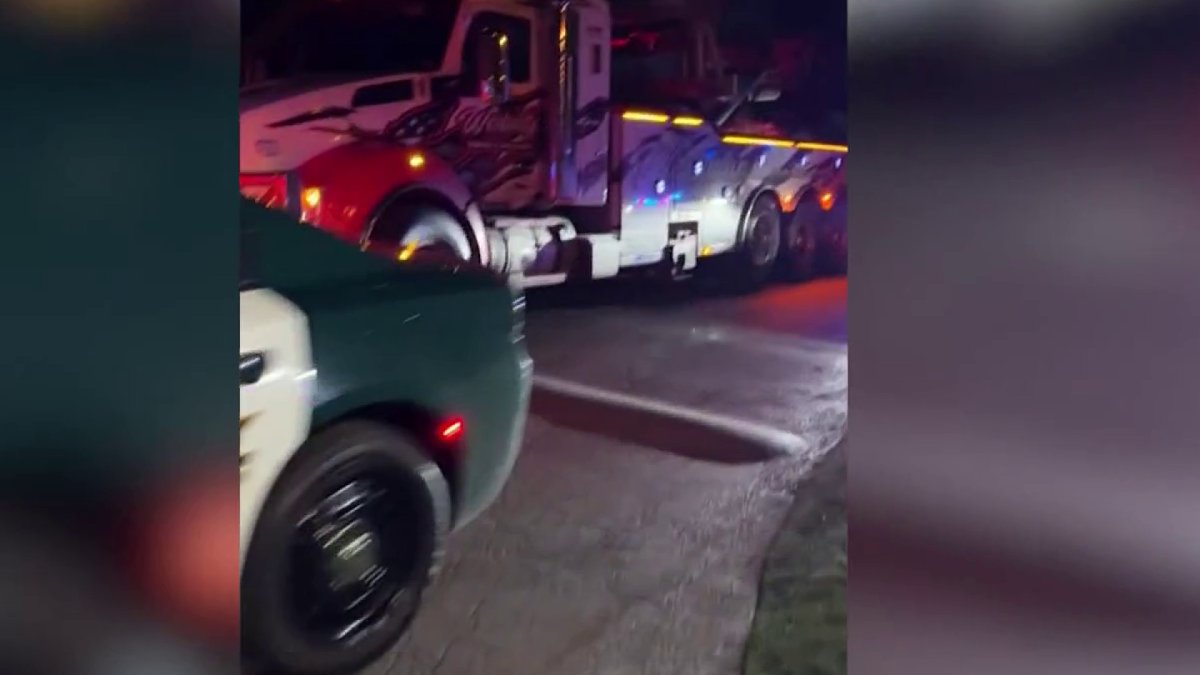 2 hospitalized after van plunges into marina in Fort Lauderdale, fire rescue says – NBC 6 South Florida
