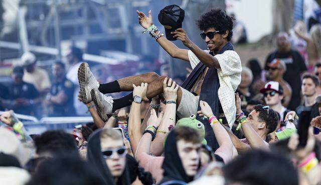 People dance and cheer as Bou performs during Ultra Music Festival’s 26th anniversary at Bayfront Park on Saturday, March 28, 2026, in downtown Miami, Fla.