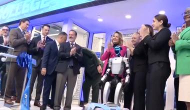 MDC gears up students for the future by opening new innovative hub with robot to help increase AI education - WSVN 7News | Miami News, Weather, Sports