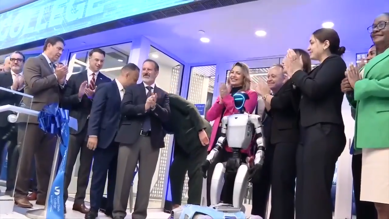 MDC gears up students for the future by opening new innovative hub with robot to help increase AI education - WSVN 7News | Miami News, Weather, Sports