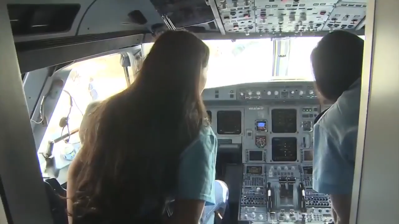 JetBlue’s annual ‘Fly Like a Girl’ program brings world of aviation to young girls at FLL - WSVN 7News | Miami News, Weather, Sports