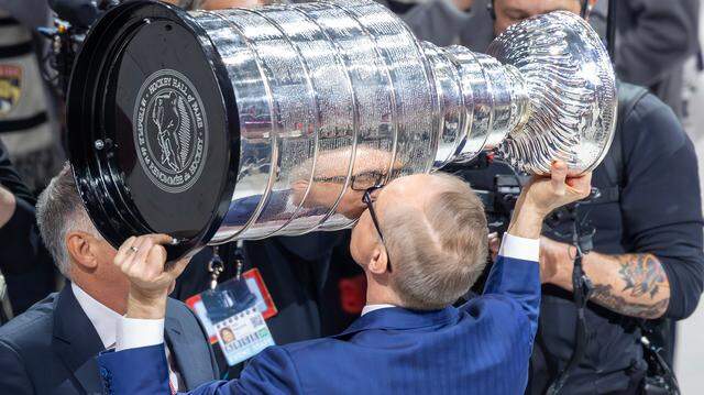 Florida Panthers head coach Paul Maurice kisses the Stanley Cup after a 5-1 win over the Edmonton Oilers in Game 6 of the Final at Amerant Bank Arena in Sunrise, Fla., on Tuesday, June 17, 2025, securing the NHL championship.
