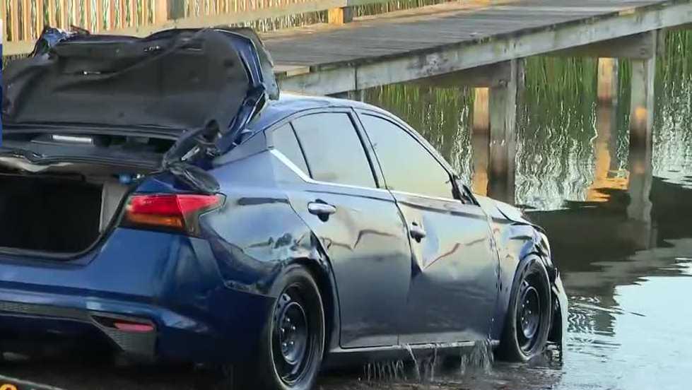 Submerged vehicle pulled from lake in Orlando