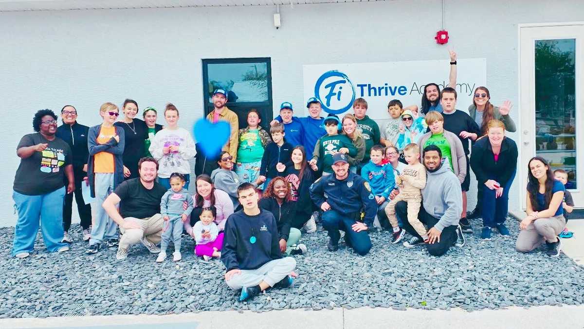 Cape Coral police officer connects with spring break campers