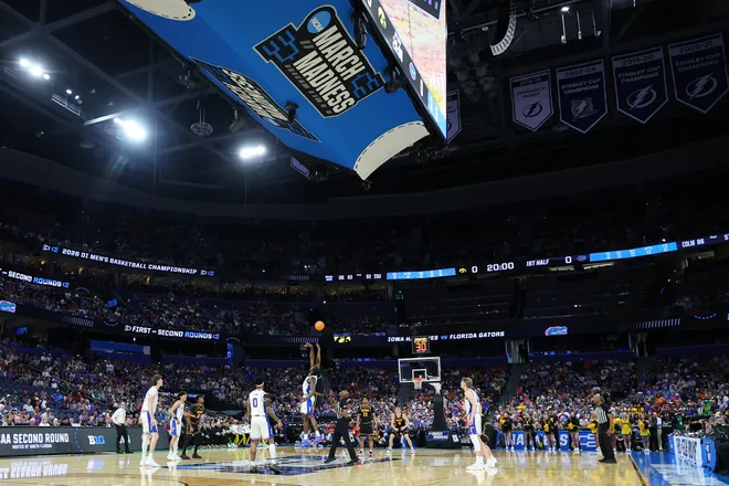 TAMPA, FLORIDA - MARCH 22: Rueben Chinyelu #9 of the Florida Gators and Cam Manyawu #3 of the Iowa Hawkeyes compete for the opening tip-off during the first half in the second round of the 2026 NCAA Men's Basketball Tournament at Benchmark International Arena on March 22, 2026 in Tampa, Florida. (Photo by Mike Carlson/Getty Images)