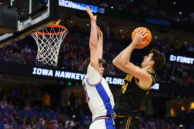 TAMPA, FLORIDA - MARCH 22: Tate Sage #24 of the Iowa Hawkeyes shoots the ball against Alex Condon #21 of the Florida Gators during the first half in the second round of the 2026 NCAA Men's Basketball Tournament at Benchmark International Arena on March 22, 2026 in Tampa, Florida. (Photo by Mike Carlson/Getty Images)