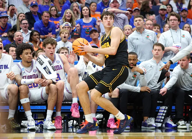 TAMPA, FLORIDA - MARCH 22: Tate Sage #24 of the Iowa Hawkeyes looks to pass the ball against the Florida Gators during the first half in the second round of the 2026 NCAA Men's Basketball Tournament at Benchmark International Arena on March 22, 2026 in Tampa, Florida. (Photo by Mike Carlson/Getty Images)