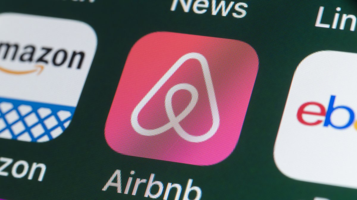 Pensacola woman accused of urinating on, damaging Airbnb rentals – NBC 6 South Florida