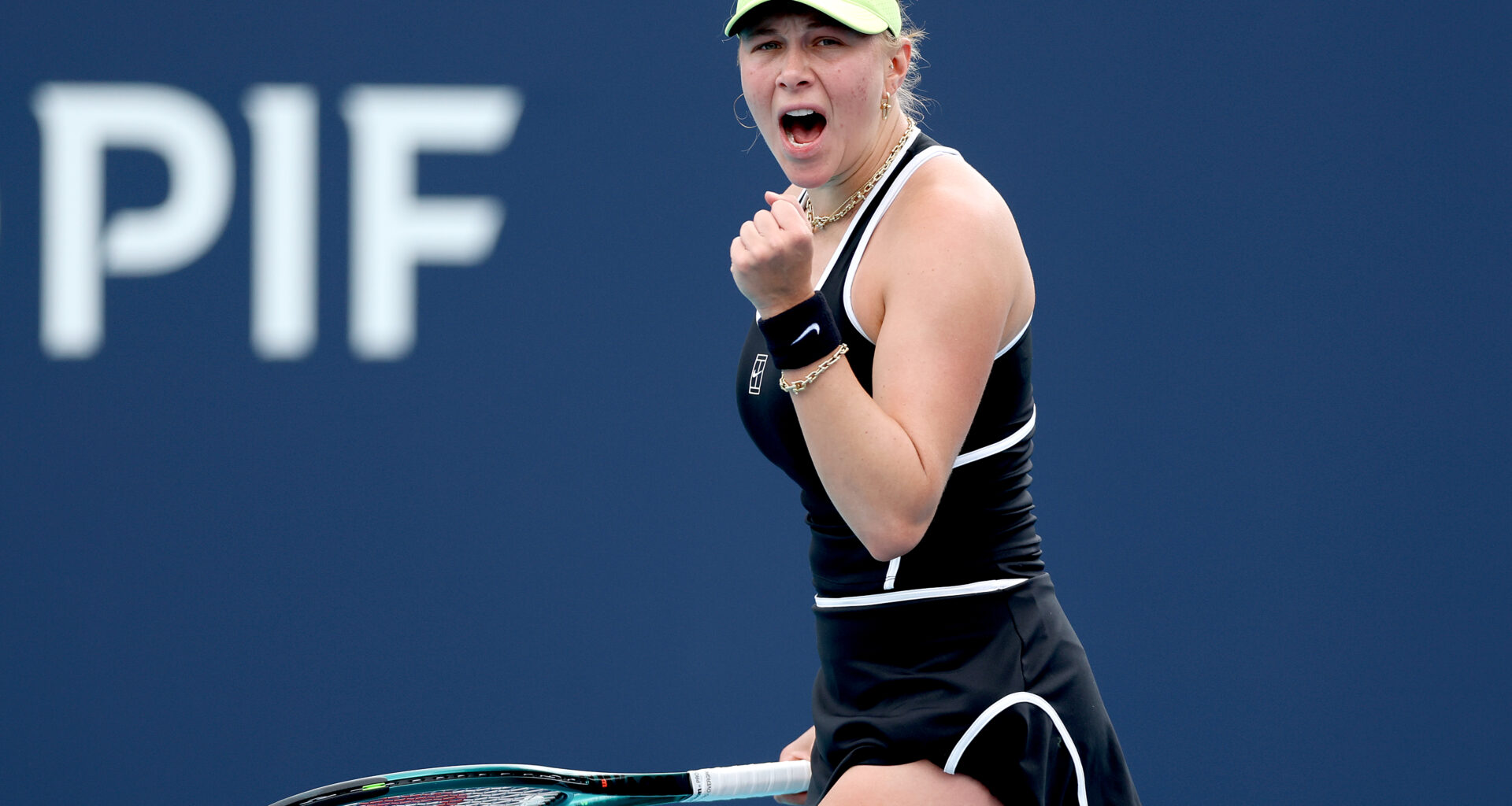 Anisimova bounces back from ill-timed rain delay to advance in Miami