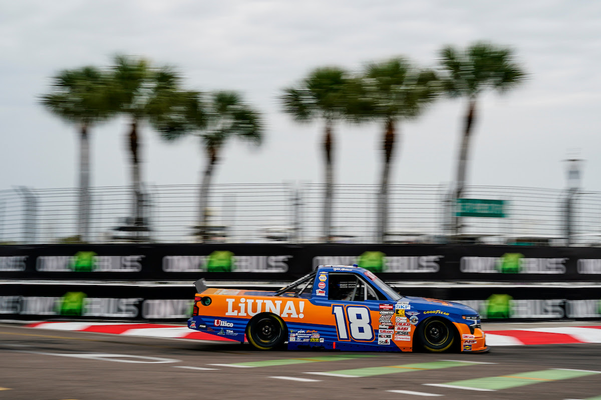 Credit: #18: Tyler Ankrum, McAnally Hilgemann Racing, LiUNA! Chevrolet Silverado