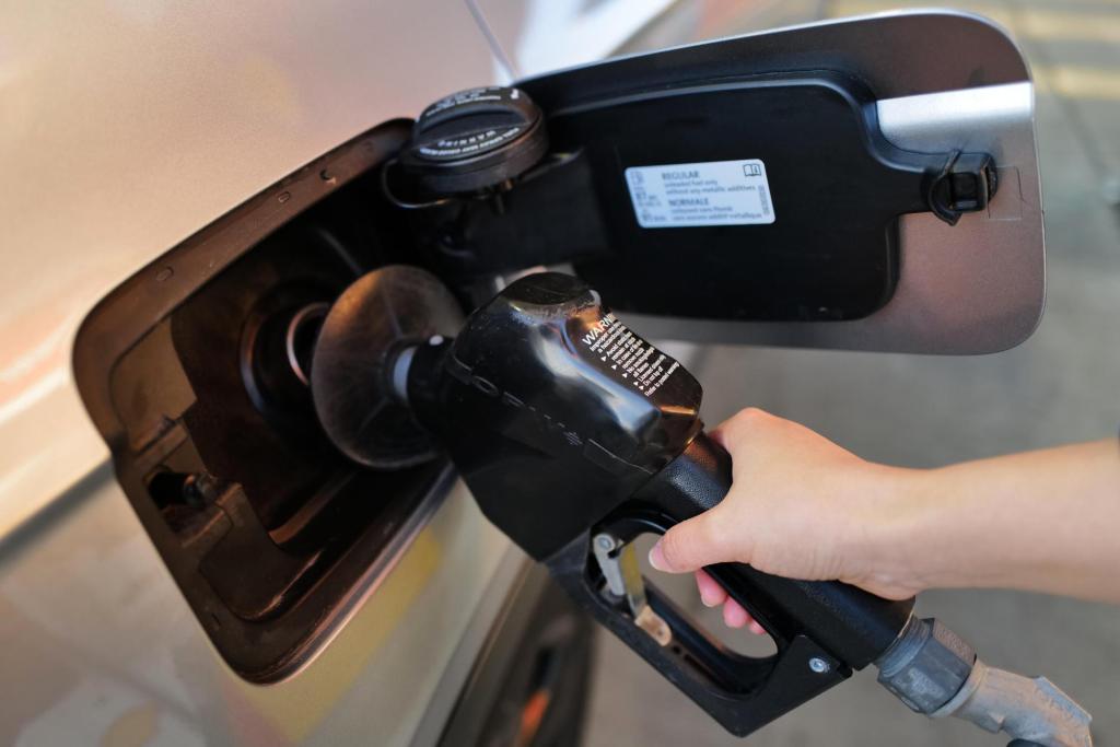 Florida gas prices climb to near $4 a gallon, AAA says – Orlando Sentinel