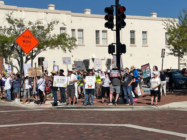 Protesters taking part in a "No Kings" rally gather in downtown Sanford on Saturday, March 28, 2026 (Michael Cuglietta/Orlando Sentinel).