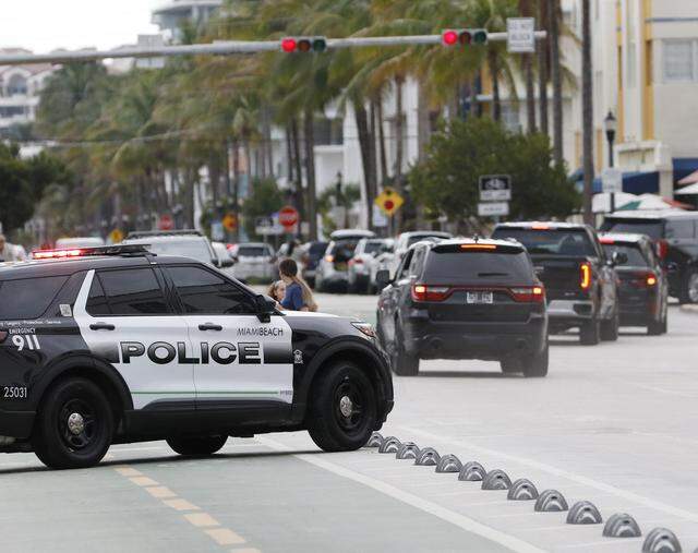 Police chase a car on Ocean drive on Saturday, March 14, 2026 in Miami Beach. Andrew Uloza / for Miami Herald