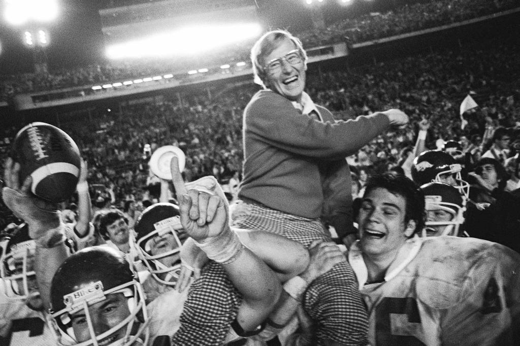 Lou Holtz, who coached Notre Dame to 1988 national title, dies at 89 in Orlando – Orlando Sentinel