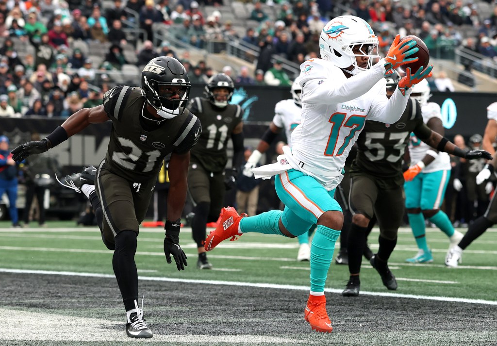 Broncos trading for Miami star WR Jaylen Waddle, sources say