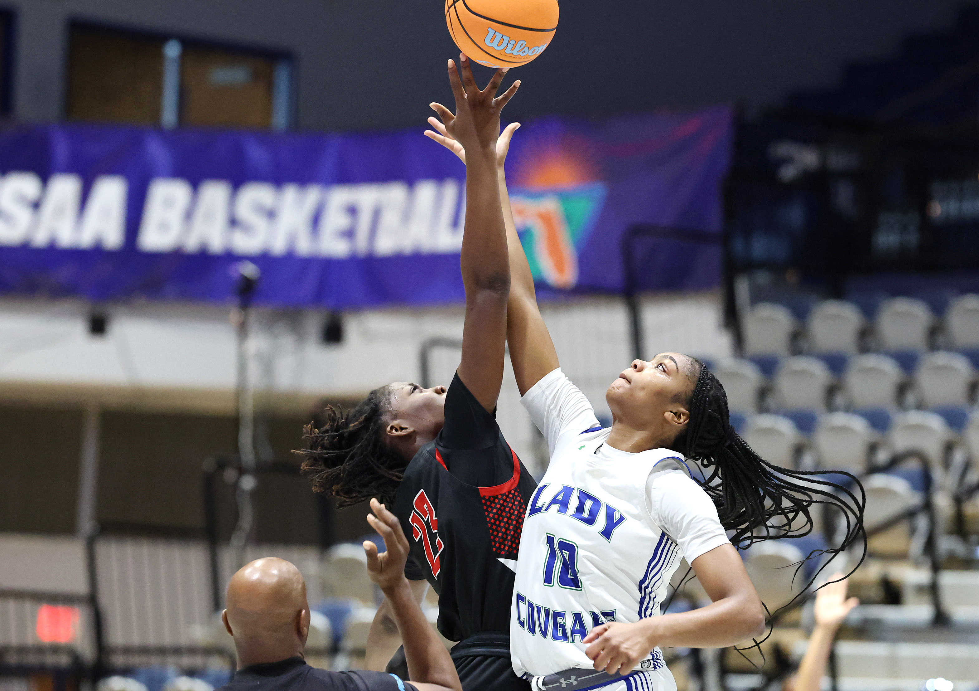 Lake Highland player Saleigh Simpson (23) and Somerset player Dylande...