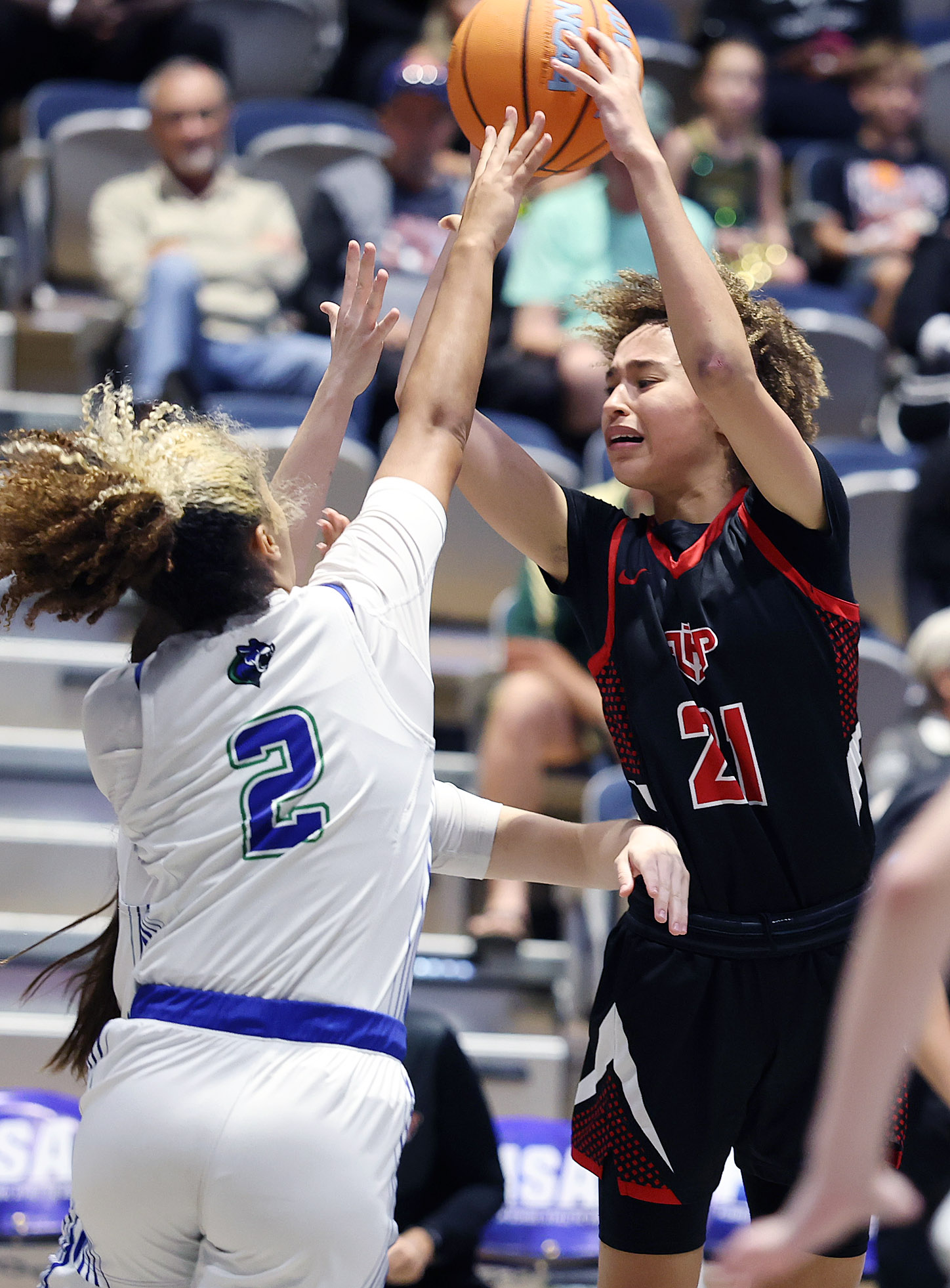 Lake Highland player Myanna Hatchette (21) catches a pass over...