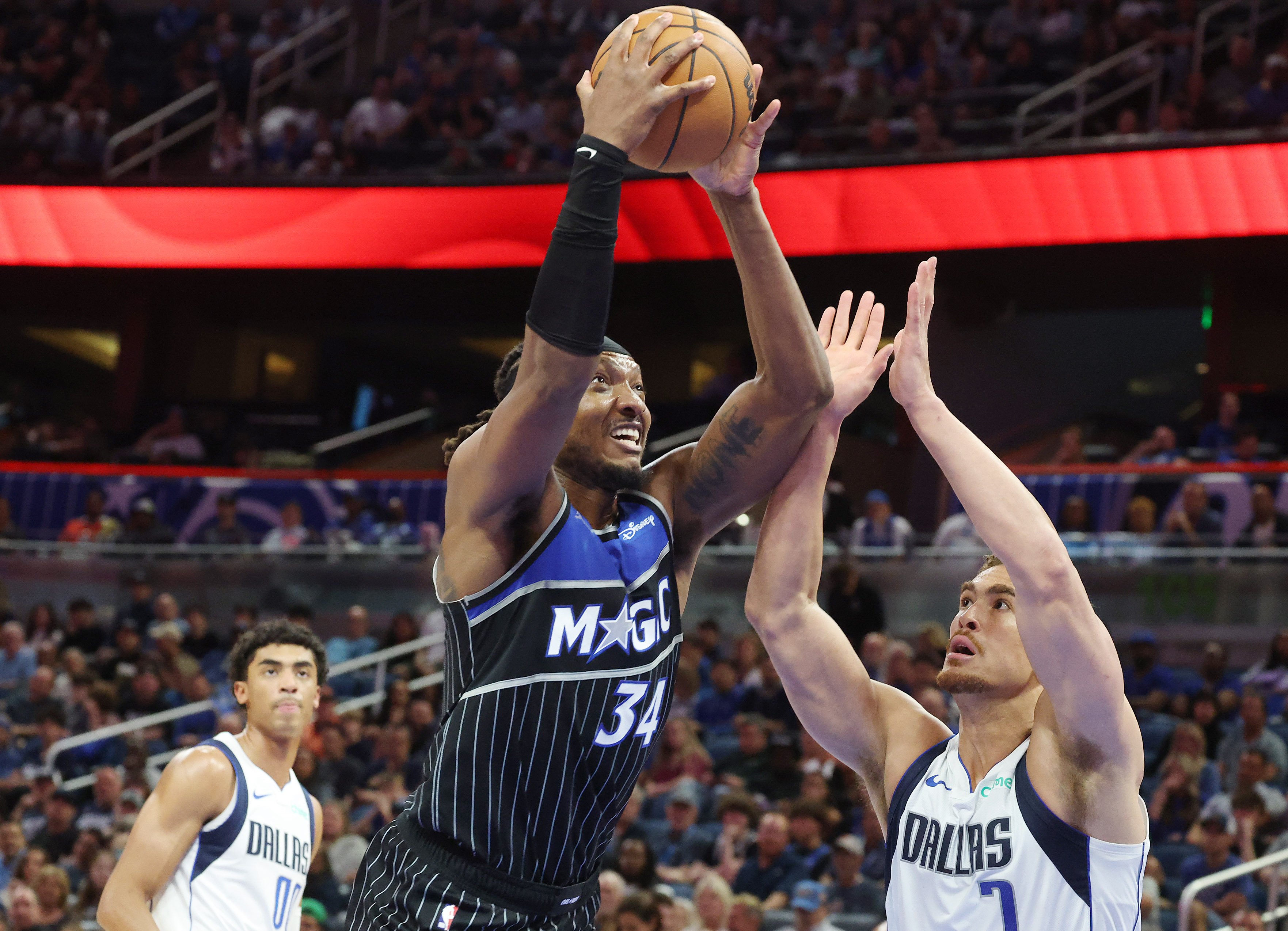 Orlando center Wendell Carter Jr. (34) looks to shoot over...