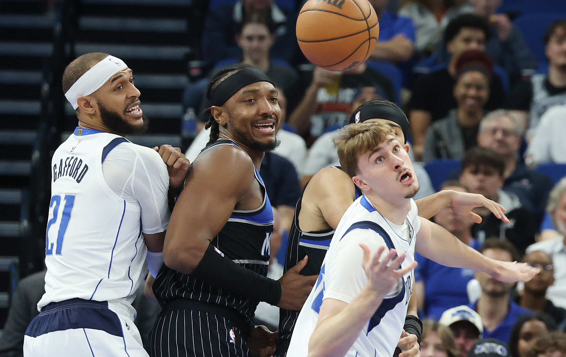 Dallas forward Cooper Flagg (right), Dallas center Daniel Gafford (21),...