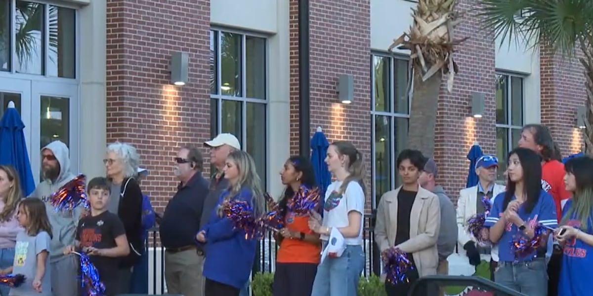 Gator fans send Men’s Basketball team off to Tampa for NCAA Tournament