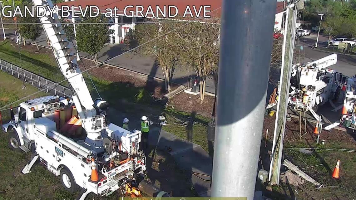 Multi-car crash into power pole leaves Wawa in the dark in Pinellas Park