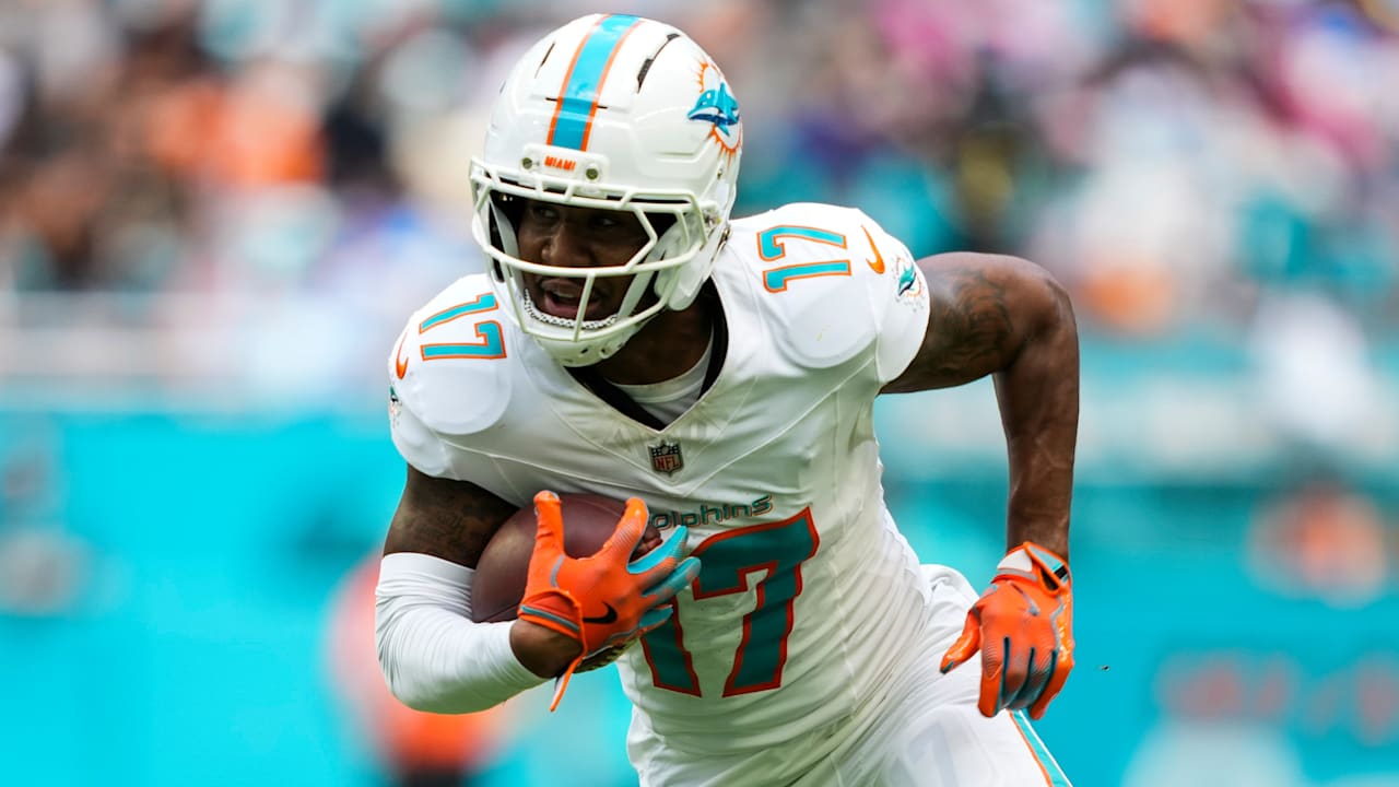 Dolphins trading WR Jaylen Waddle to Broncos for draft picks, including 2026 first-rounder