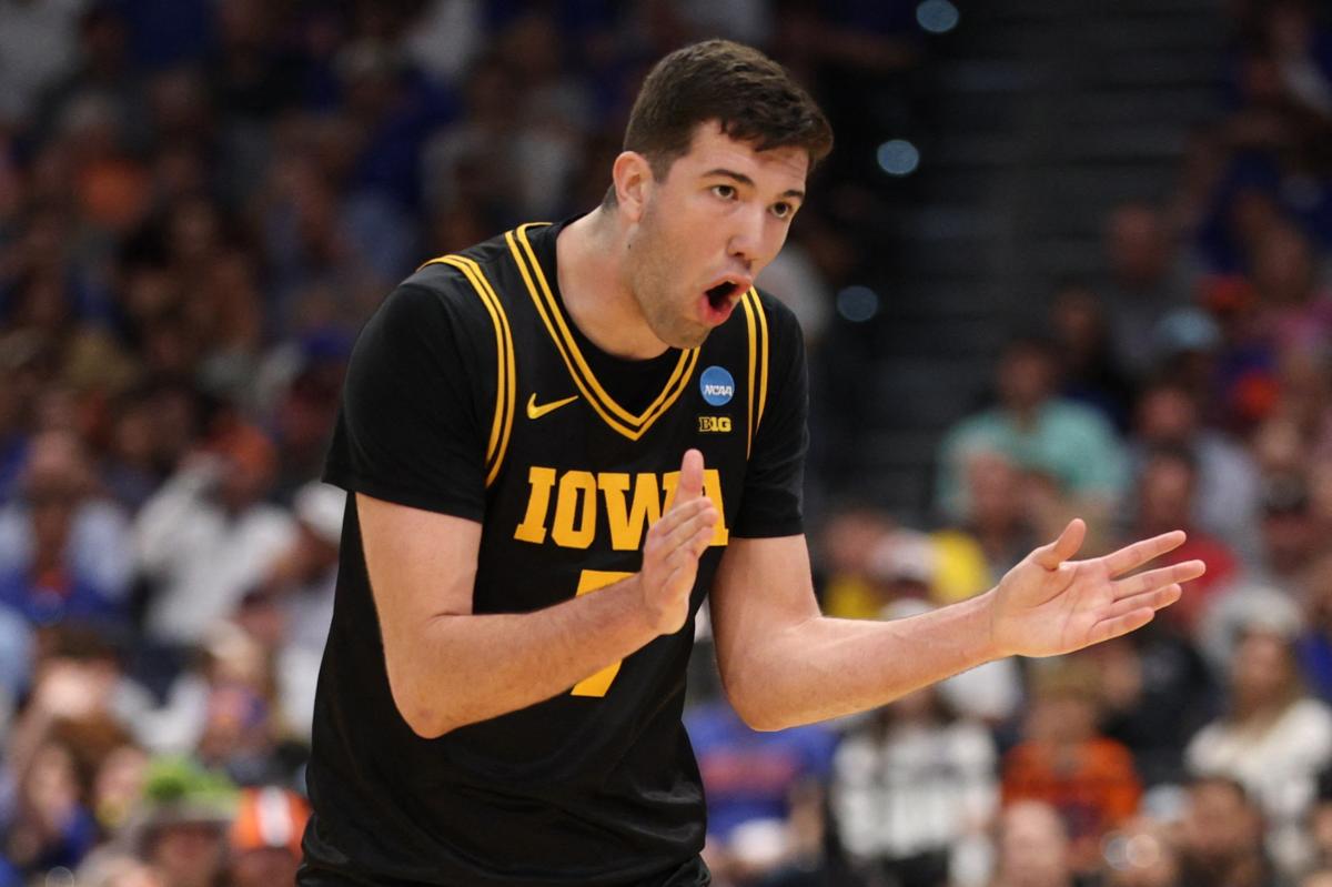 Iowa stuns Florida as first No. 1 seed falls in March Madness