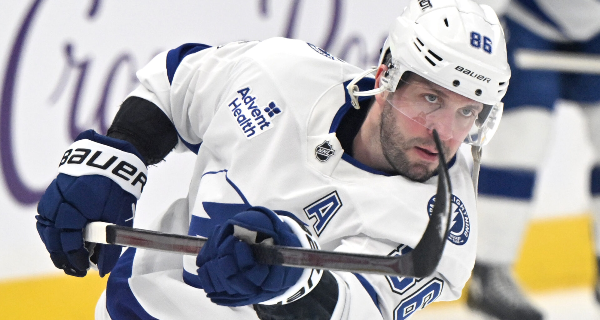 Tampa Bay Lightning celebrate star's milestone, 'poetry on ice'