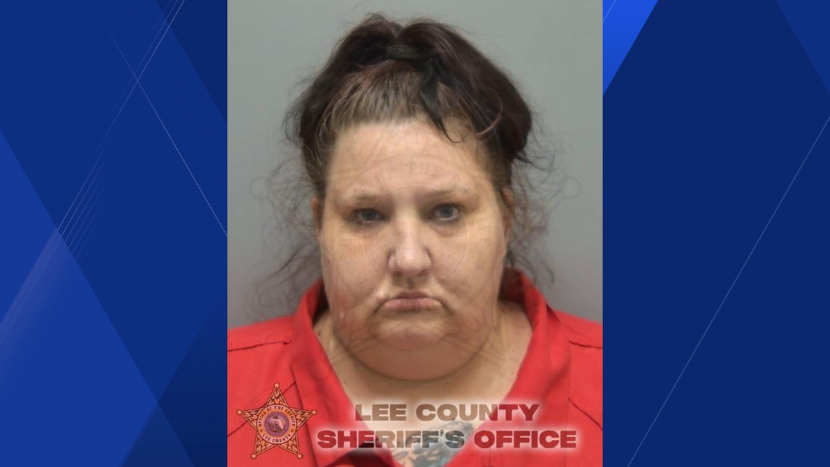 Cape Coral woman accused of stealing local business's credit card, spending almost $2K