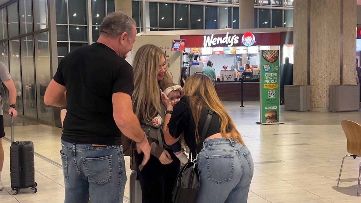 Greta Bunn (center) arrives to her family at Tampa International Airport. (Spectrum News/Lizbeth Gutierrez)