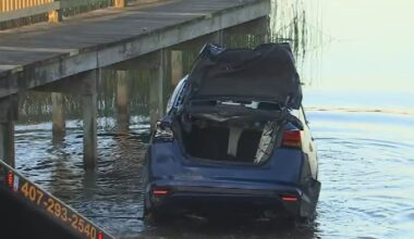 Firefighters recover car submerged in Orlando lake early Monday – WFTV