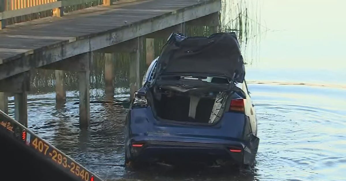 Firefighters recover car submerged in Orlando lake early Monday – WFTV