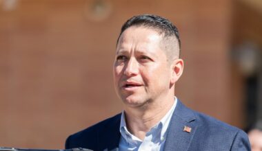 House Republican leaders urge Gonzales to end reelection bid