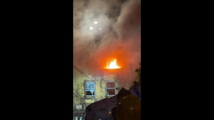 2 men displaced after apartment fire in Miami