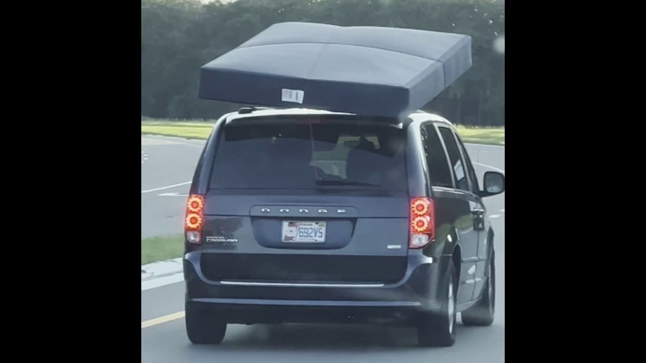 Video of 'dancing mattress' on Florida roadway