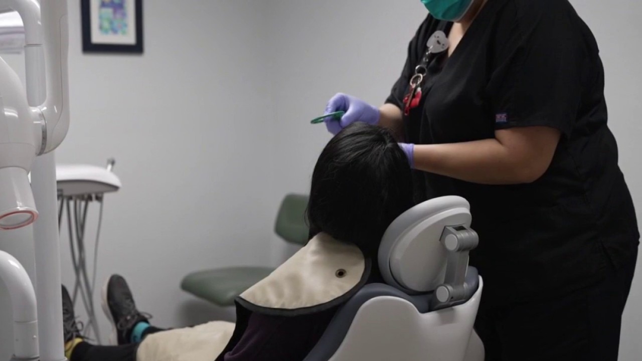 Free clinic treating uninsured working patients