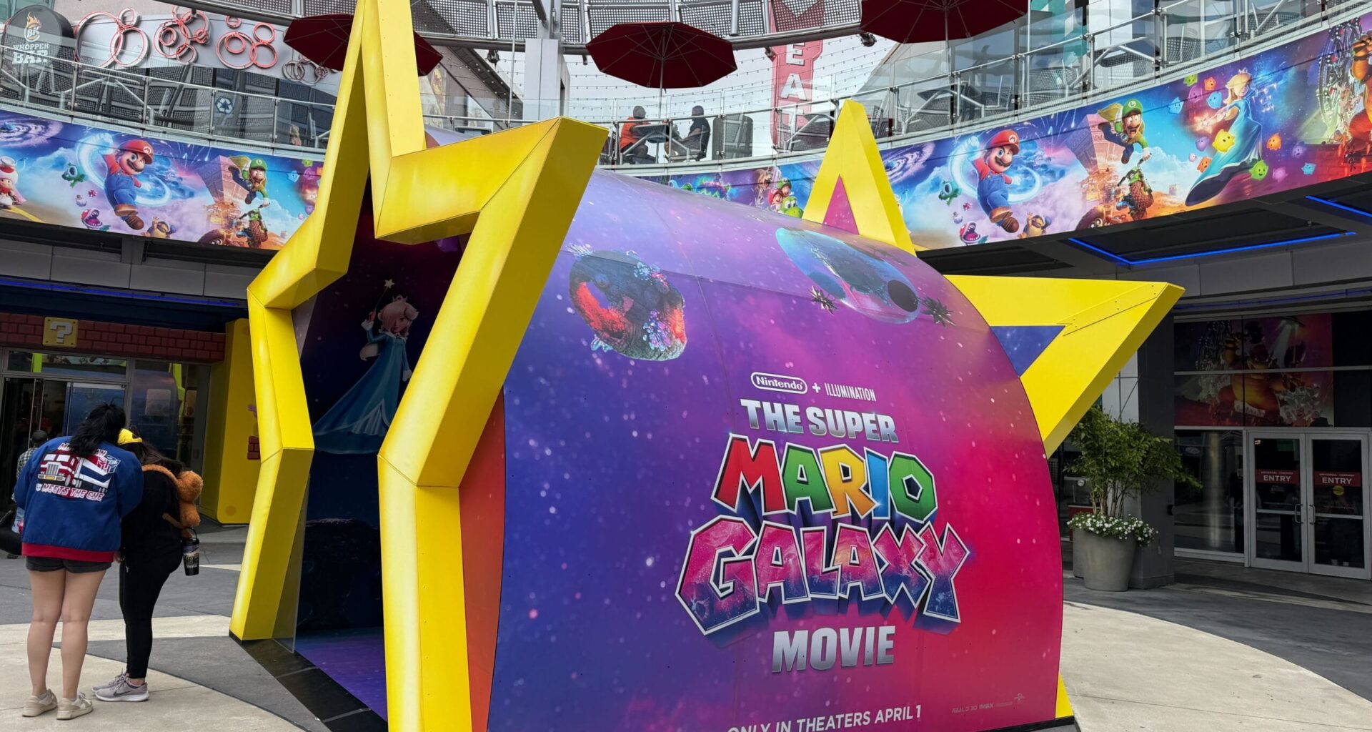 In the courtyard outside the theater, a large star photo display is now installed. The star lights up, and visitors can take photos inside or near the star. Visitors are also surrounded by characters from the film in a circular display that surrounds them from the sides of the round courtyard, as seen above.