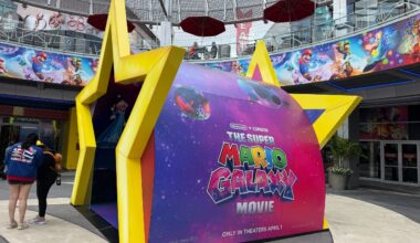 In the courtyard outside the theater, a large star photo display is now installed. The star lights up, and visitors can take photos inside or near the star. Visitors are also surrounded by characters from the film in a circular display that surrounds them from the sides of the round courtyard, as seen above.