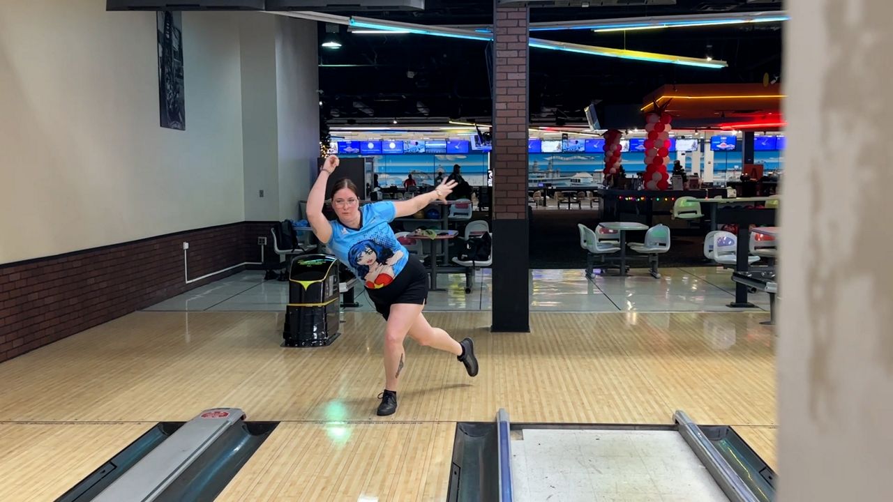 Alyssa Ferraro practicing shots at Boardwalk Bowl Entertainment Center in Orlando. (Brandon Green/Spectrum Sports 360)