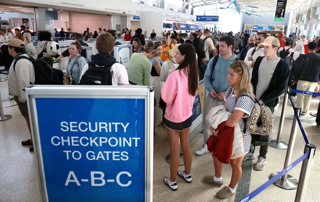 Frankel, with help from TSA veteran, urges vote to restore airport worker paychecks – Sun Sentinel