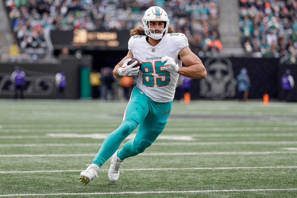 Dolphins re-sign tight end Greg Dulcich