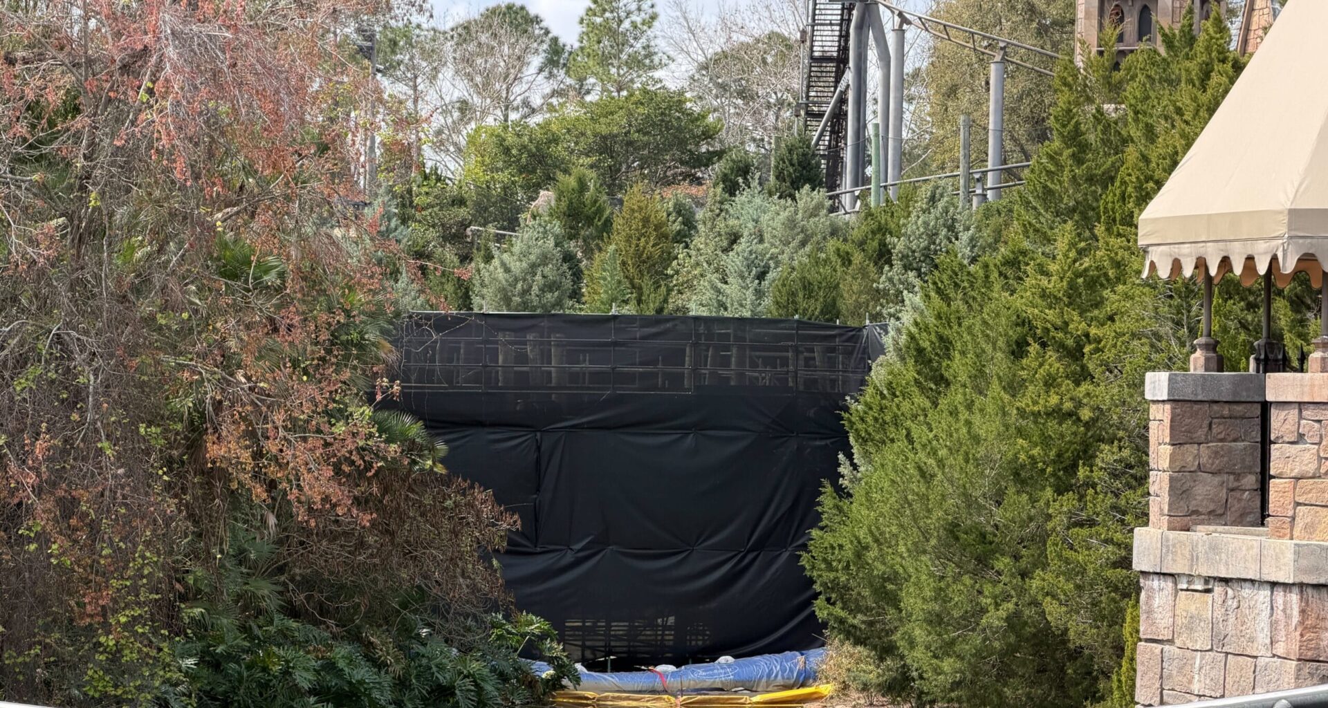 The bridge between The Wizarding World of Harry Potter and Jurassic Park is now completely covered by scaffolding and scrim. There are dams in the lake to keep the water levels around the bridge low.