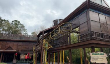 The bucket is located atop an exterior structure near Po Live!, part of a laundry-themed area. The bucket periodically tips forward, sending water across the ground (and any guests in its way). See the effect in action below.