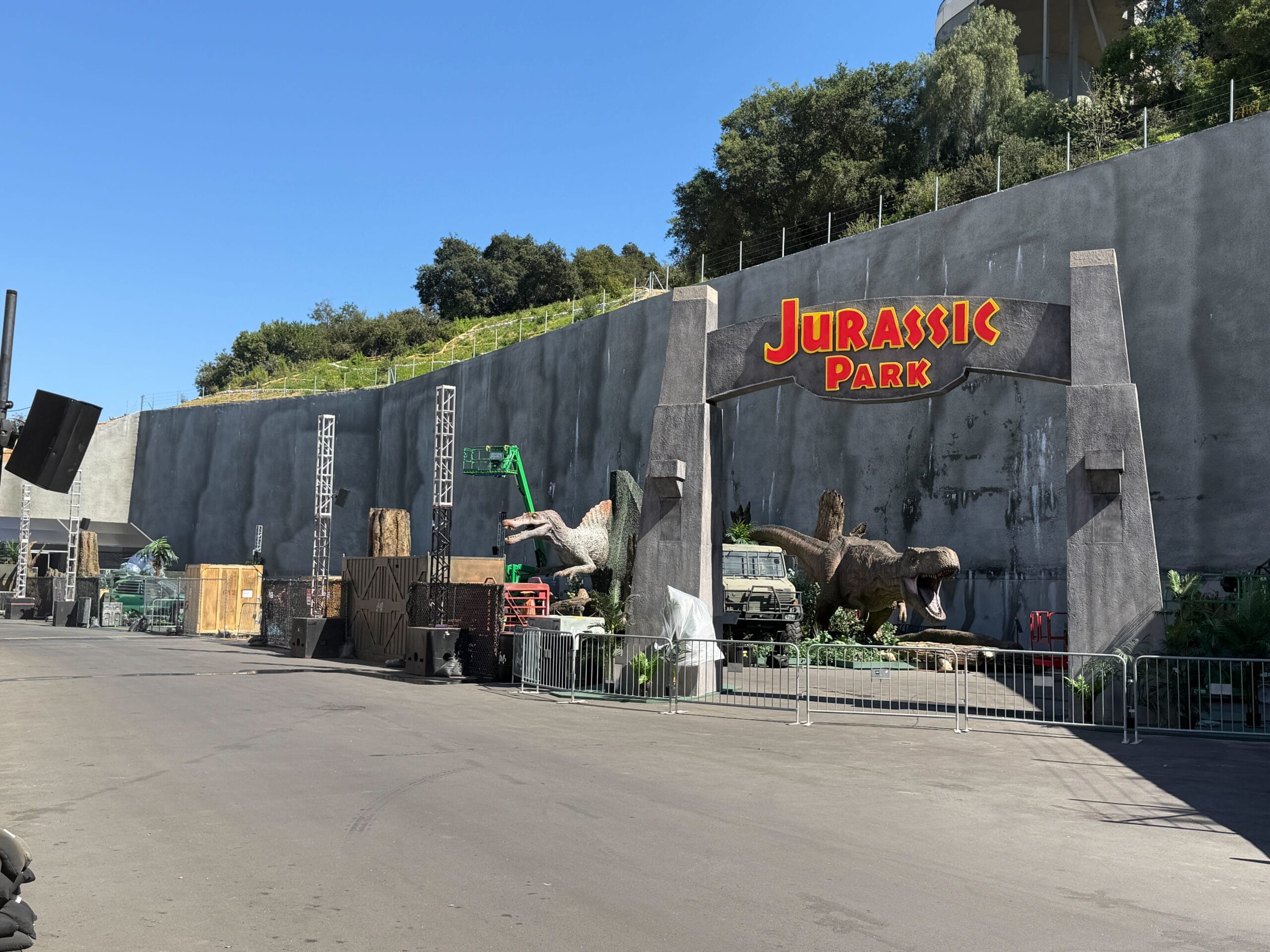 The T. rex is right at the entrance, ready to meet guests. The statue appears to be the same one that was displayed at CityWalk in 2018 for the release of Jurassic World: Fallen Kingdom.