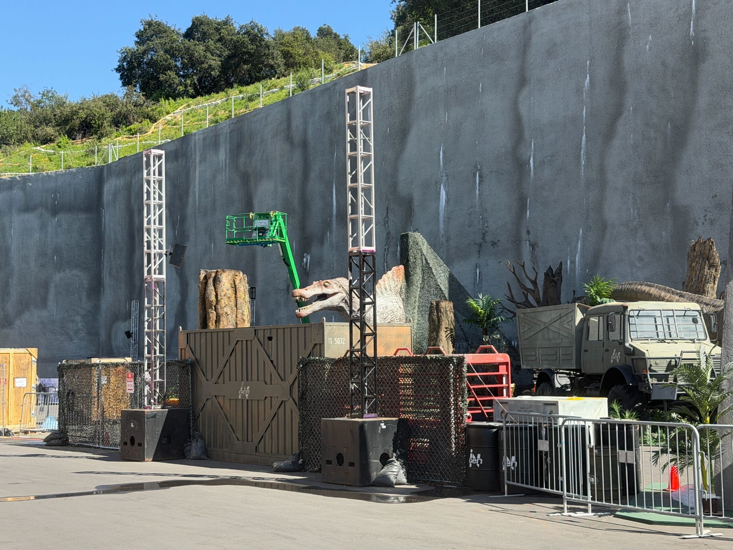 Universal has added green mesh over the missing back of the Spinosaurus. More props may be moved into the area to hide the fact that it's just half a dinosaur.
