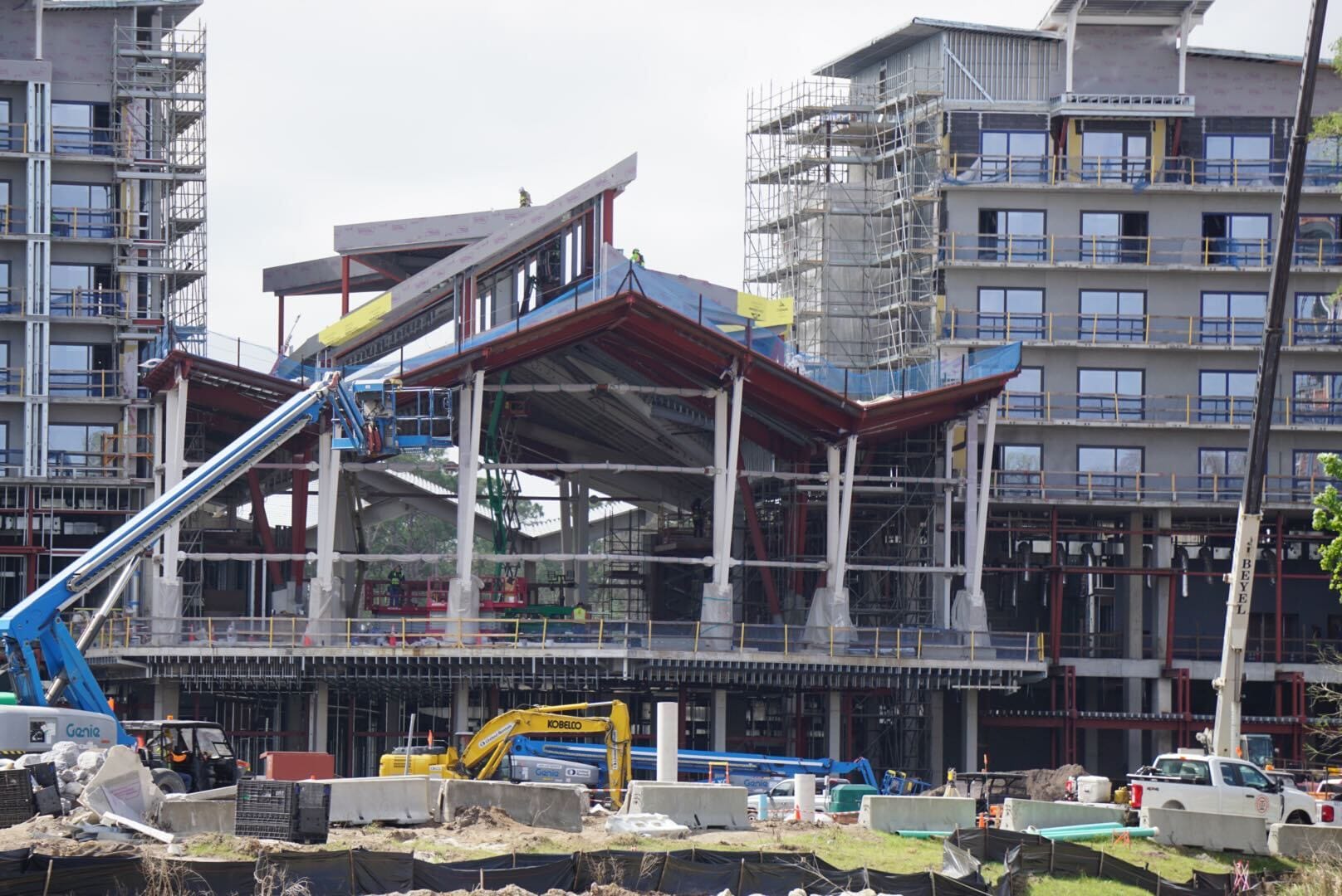 Porte cochere construction at Disney Lakeshore Lodge