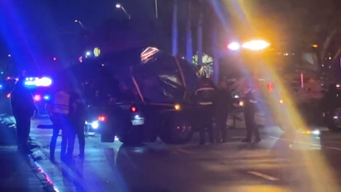 2 dead after car crashes into pole in Doral; authorities are investigating - WSVN 7News | Miami News, Weather, Sports