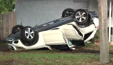 Police pursuit ends with rollover crash on front yard of Fort Lauderdale home, suspected burglar in custody - WSVN 7News | Miami News, Weather, Sports